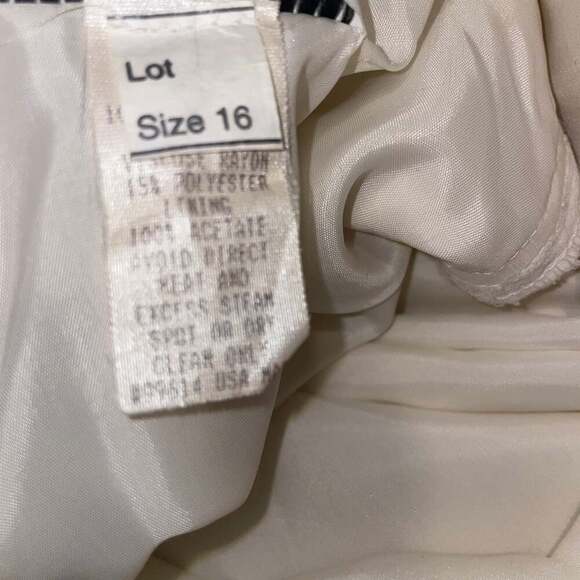 Karen Miller New York Cream Crocheted Lace Formal Dress - Picture 4 of 5